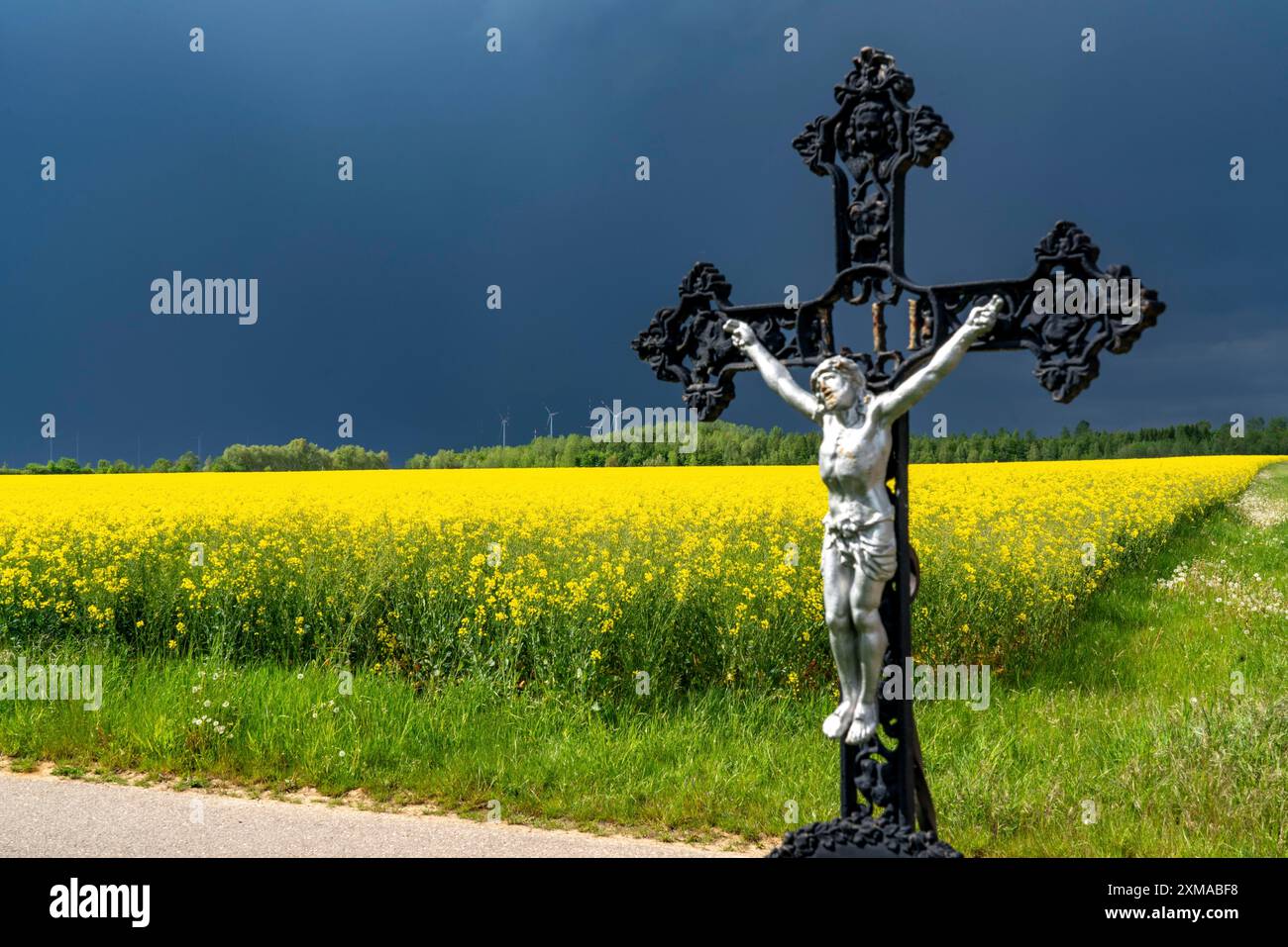 Das Kreuz erinnert an die ehemalige Klosterkirche St. Luzia, Bedburg-Frauweiler, von 1488, die 1970 gesprengt wurde, um Platz für die erste zu machen Stockfoto