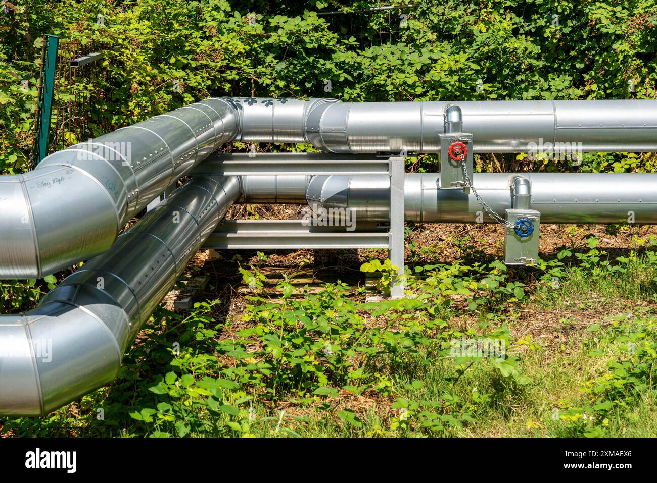 Fernwärmeleitungen vom Fernwärmekraftwerk zu den Haushalten mit Fernwärme, Warmwasseraufbereitung, Bochum Stockfoto