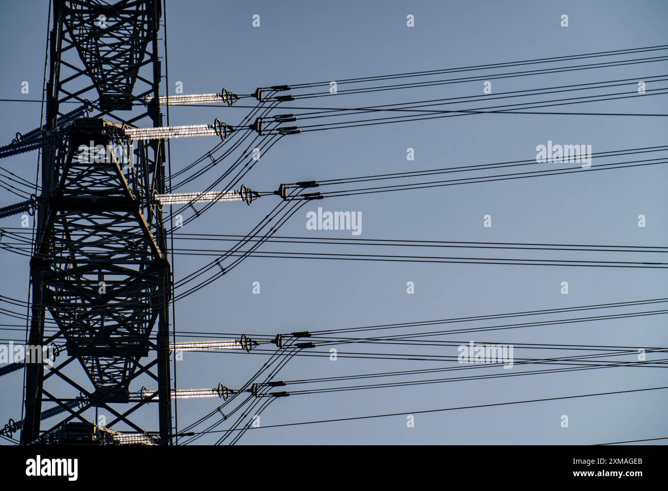 380-kV-Anlage, Schaltanlage, vom Übertragungsnetzbetreiber Amprion, im Emscherbruch in Herten, Hochspannungspylon mit Glasisolatoren Stockfoto