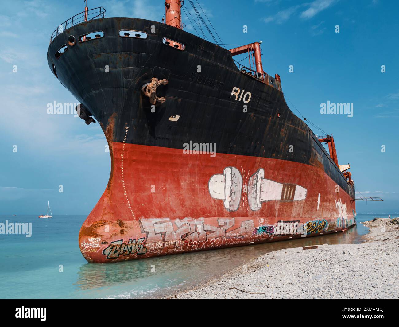 Kabardinka, Russland - 13. Juli 2021: Verlassenes Frachtschiff. Massengutfrachter lief nach dem Sturm auf Grund. Das Trockenfrachtschiff RIO steht an Land. Stockfoto