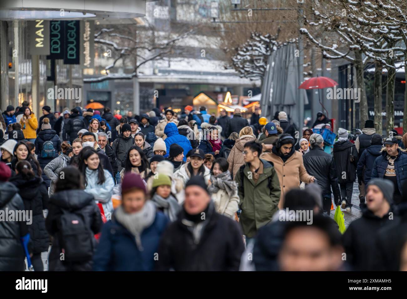 Einkaufsstraße Zeil, Fußgängerzone, Winterwetter, People Shopping, Frankfurt am Main, Hessen, Deutschland Stockfoto