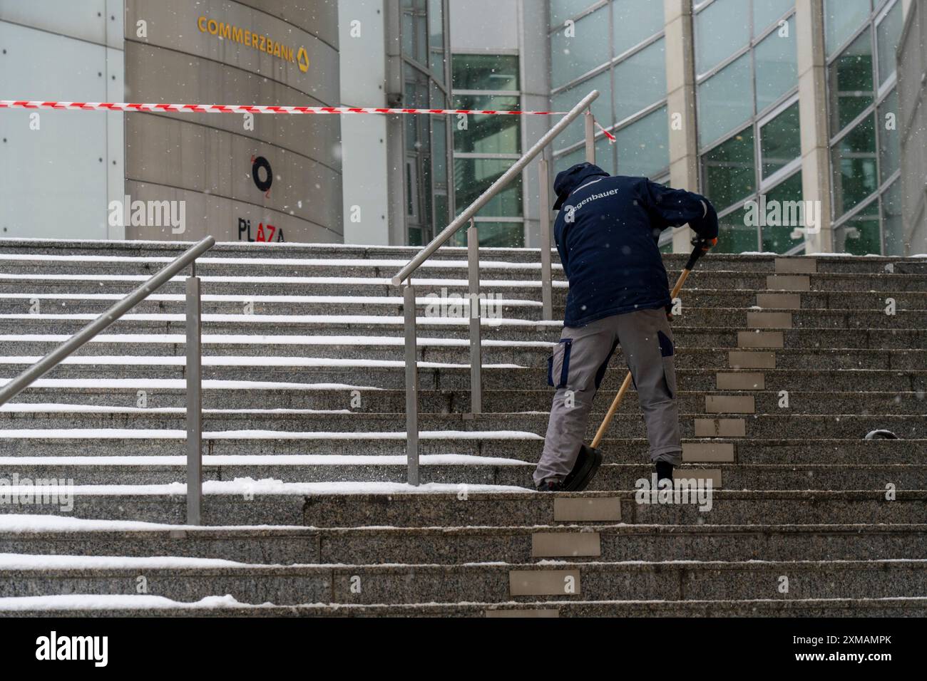 Beginn des Winters, Winterdienst, Schneeräumung auf den Treppen des Commerzbank-Gebäudes, Frankfurt, Hessen, Deutschland Stockfoto