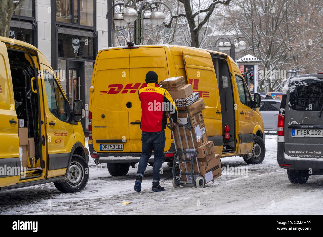 Winter in Frankfurt, DHL Zustellfahrzeuge, Paketdienst, im Bankenviertel Hessen Stockfoto