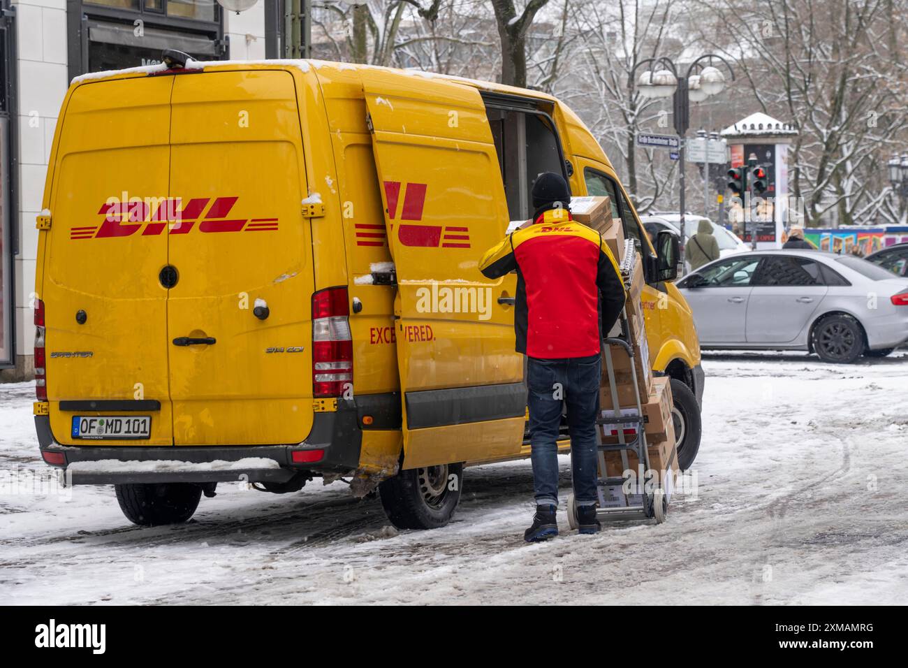 Winter in Frankfurt, DHL Zustellfahrzeuge, Paketdienst, im Bankenviertel Hessen Stockfoto