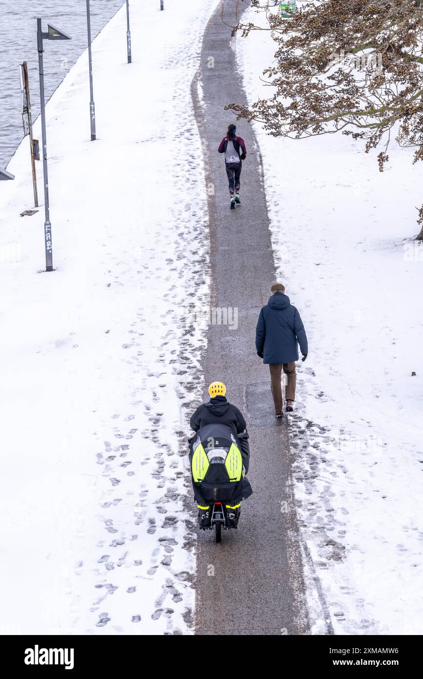 Winter in der Stadt, gereinigter Flussweg am Main, Jogger, Wanderer, Radfahrer, Lastenrad, Frankfurt, Hessen, Deutschland Stockfoto