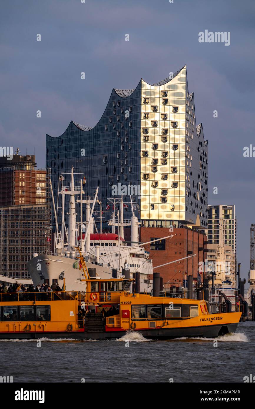 Hafen Hamburg, Museumsschiff Cap San Diego an den St. Pauli Landungsbrücken, Elbphilharmonie, HADAG Hafenfähre, Hamburg, Deutschland Stockfoto