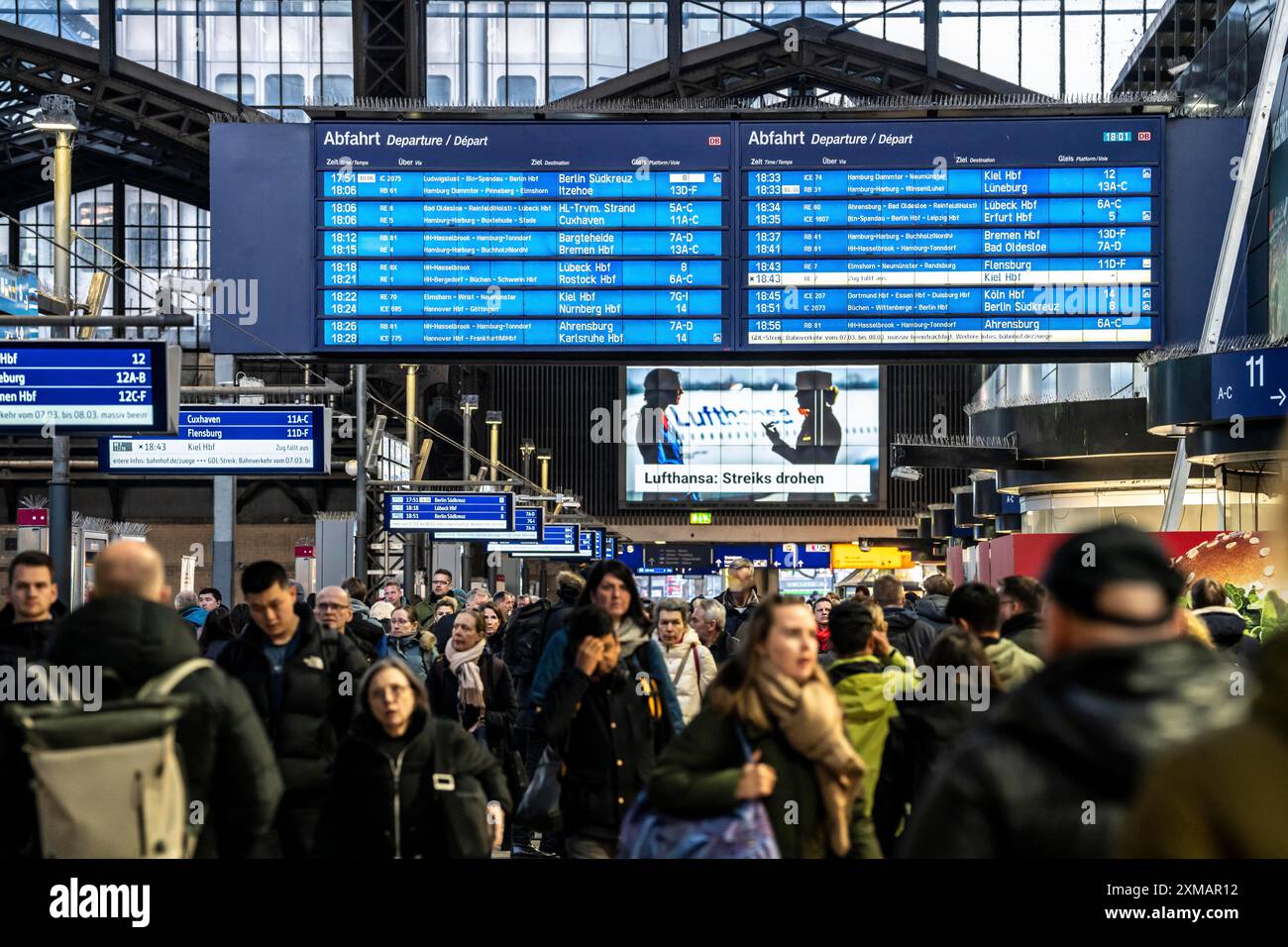 Schautafeln am Hamburger Hauptbahnhof, abendliche Rushhour, vor einem weiteren GDL, Zugfahrerstreik, voller Bahnhof, VERDI Stockfoto