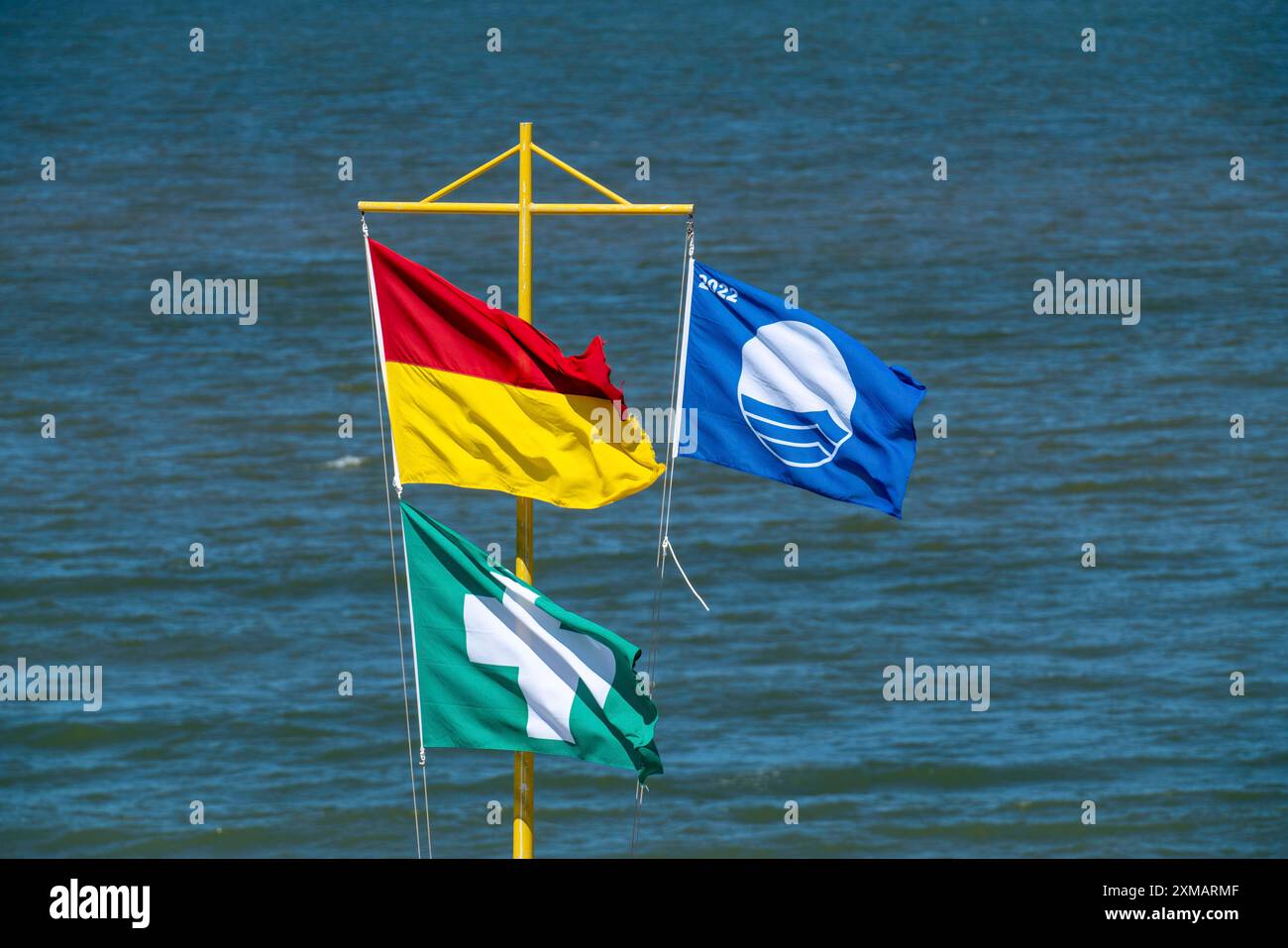 Strand des Dorfes, Domburg in Zeeland, Badeort, Küste, Flaggen am Strand, gute Wasserqualität, bewachter Strand, erste-Hilfe-Post, Niederlande Stockfoto