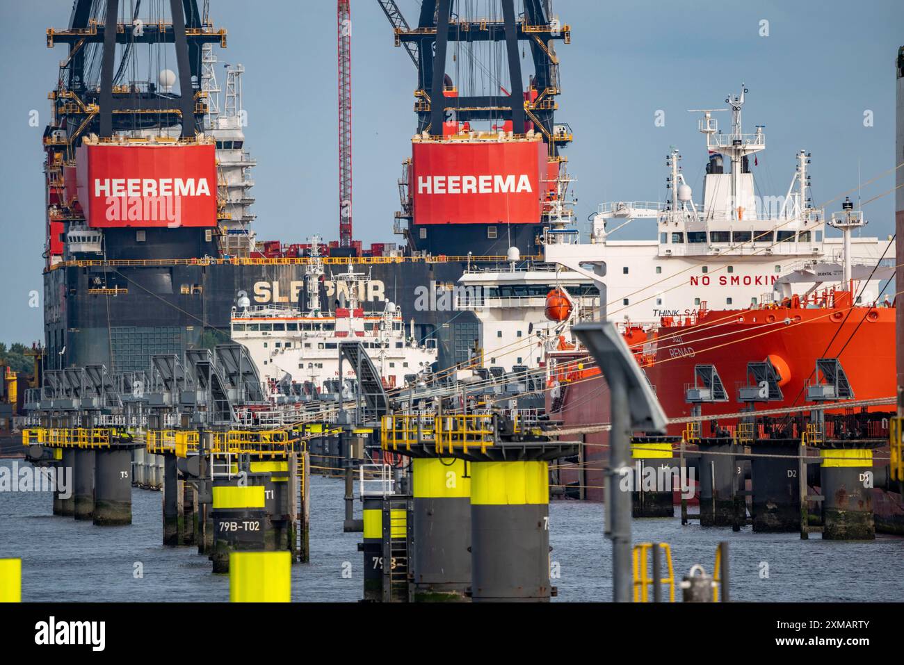 Petroleumhafen, Tanker warten auf neue Ladungen im Hafen von Europoort, im Hintergrund der weltweit größte Schwimmkran, Heerema Sleipnir Stockfoto