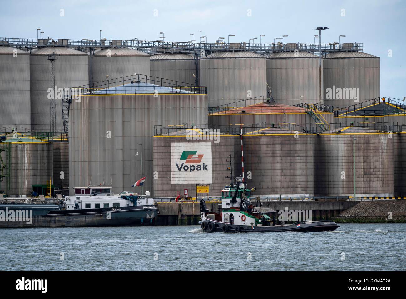 Vopak Terminal Vlaardingen, großer Tankpark, unabhängiges Terminal mit Tiefseezugang im Hafen von Rotterdam, spezialisiert auf die Lagerung von Stockfoto