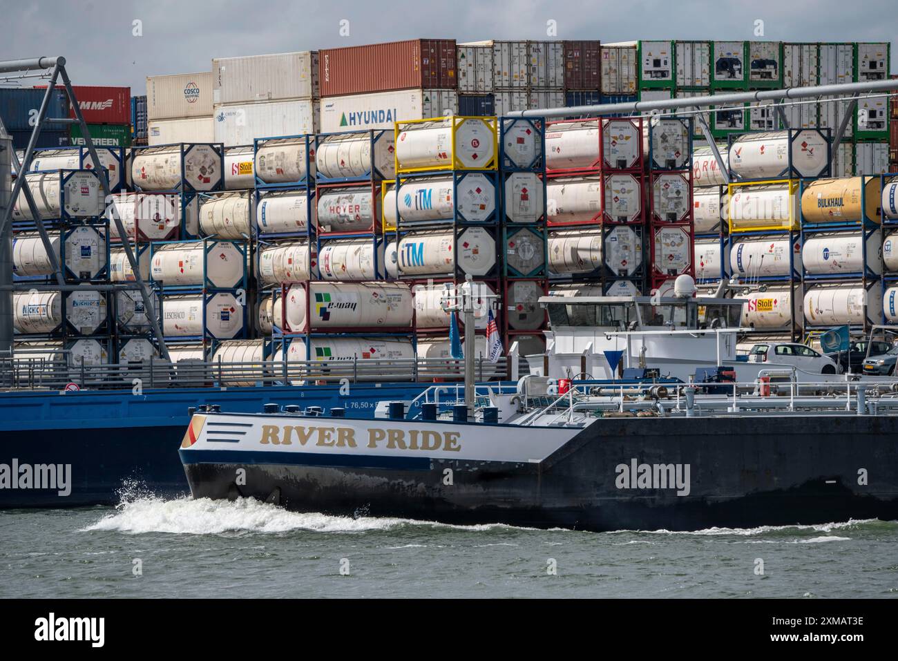 Europoort, Pernis, Containerlager in Rotterdam-Botlek, Standard-TEU-Container und -Flüssigkeiten, Chemikalientankcontainer, am Oude-Maas-Kanal Stockfoto