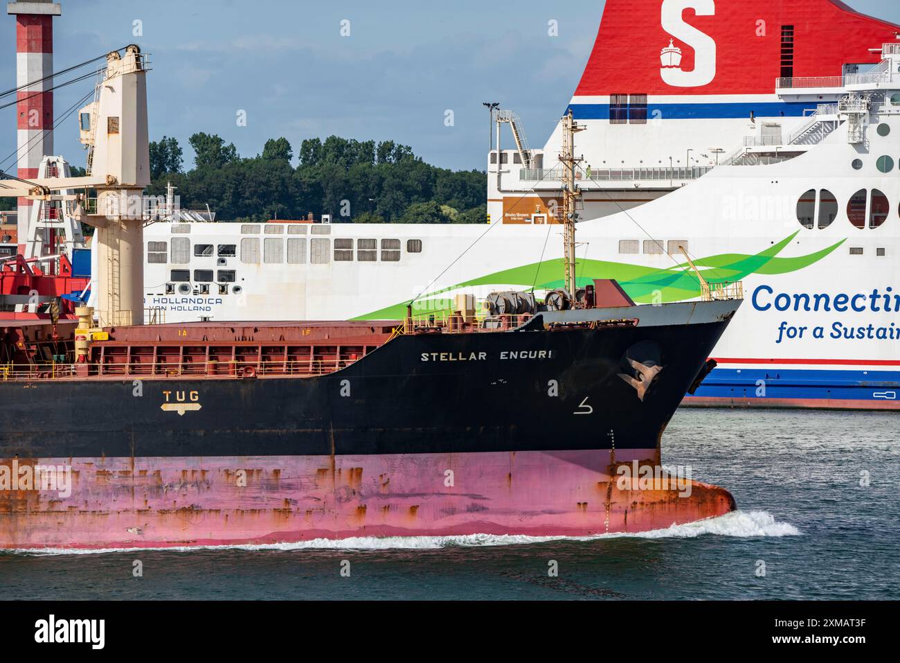 Schiffsverkehr auf der Maas, Hoek van Holland, Frachter Stella Enguri, Stena Line Fähre Hollandica, Fährverbindung nach Harwich in England, Great Stockfoto