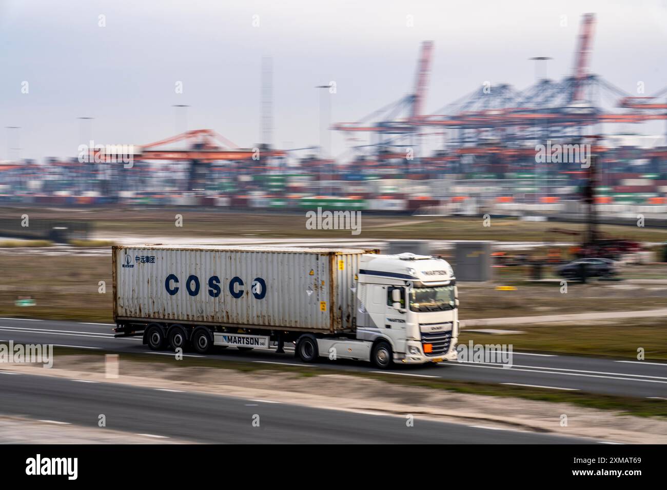 Container-LKW mit Containern vom Euromax Container Terminal, dem Seehafen Rotterdam, Niederlande, Tiefseehafen Maasvlakte 2, auf einem Stockfoto