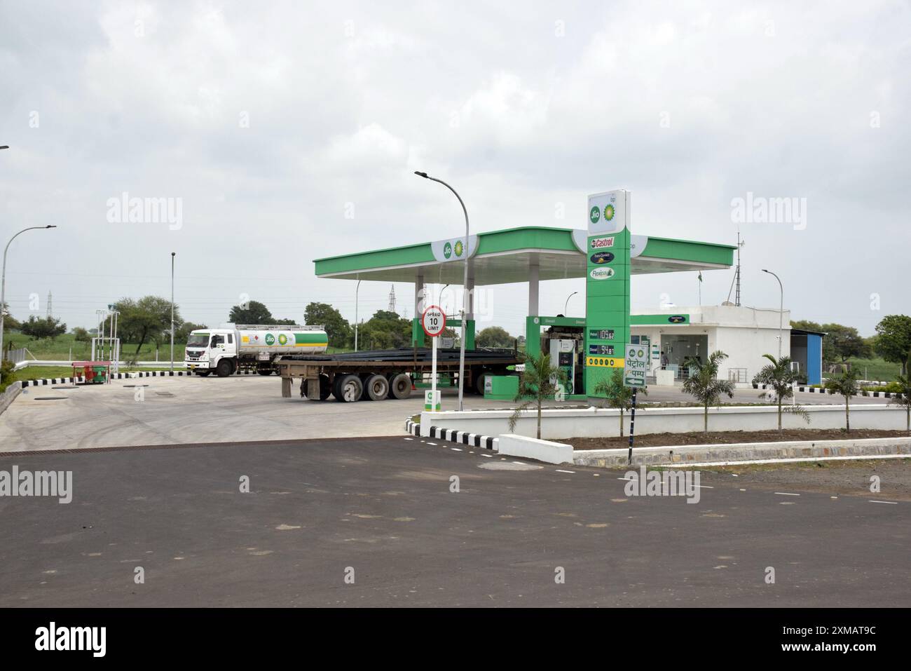 18-08-2023, Rajasthan, Indien. Neu eingeweihter JIO-BP Benzinpumpenhändler Stockfoto