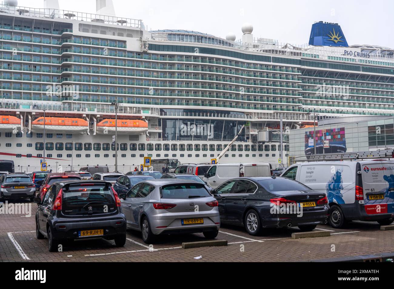 Kreuzfahrtschiff Iona von der britischen Schifffahrtsgesellschaft P&O Cruises, das größte Kreuzfahrtschiff, das je in Deutschland gebaut wurde, 17 Passagierdecks, 2600 Kabinen für 5200 Stockfoto