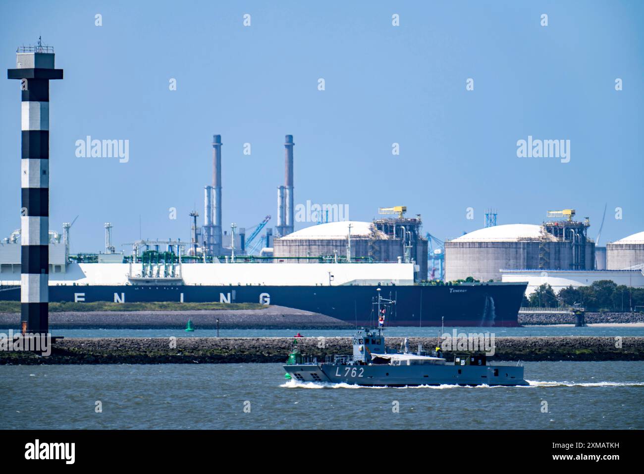 LNG-Import-Terminal-Tanks für Flüssigerdgas im Seehafen Rotterdam, Frachter, der unter griechischer Flagge fahrende LNG-Flüssiggastanker Tenergy während Stockfoto