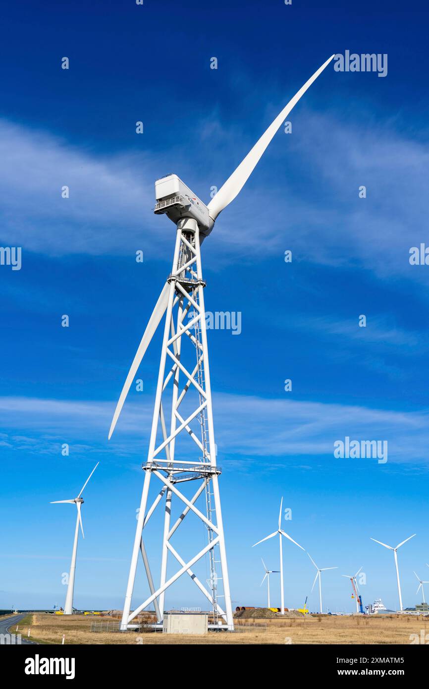 Zweiflügelrotor, Windturbine mit zwei Rotorblättern von 2-B Energy im Industriehafen Eemshaven, Windturbine, Windkraftwerk Stockfoto