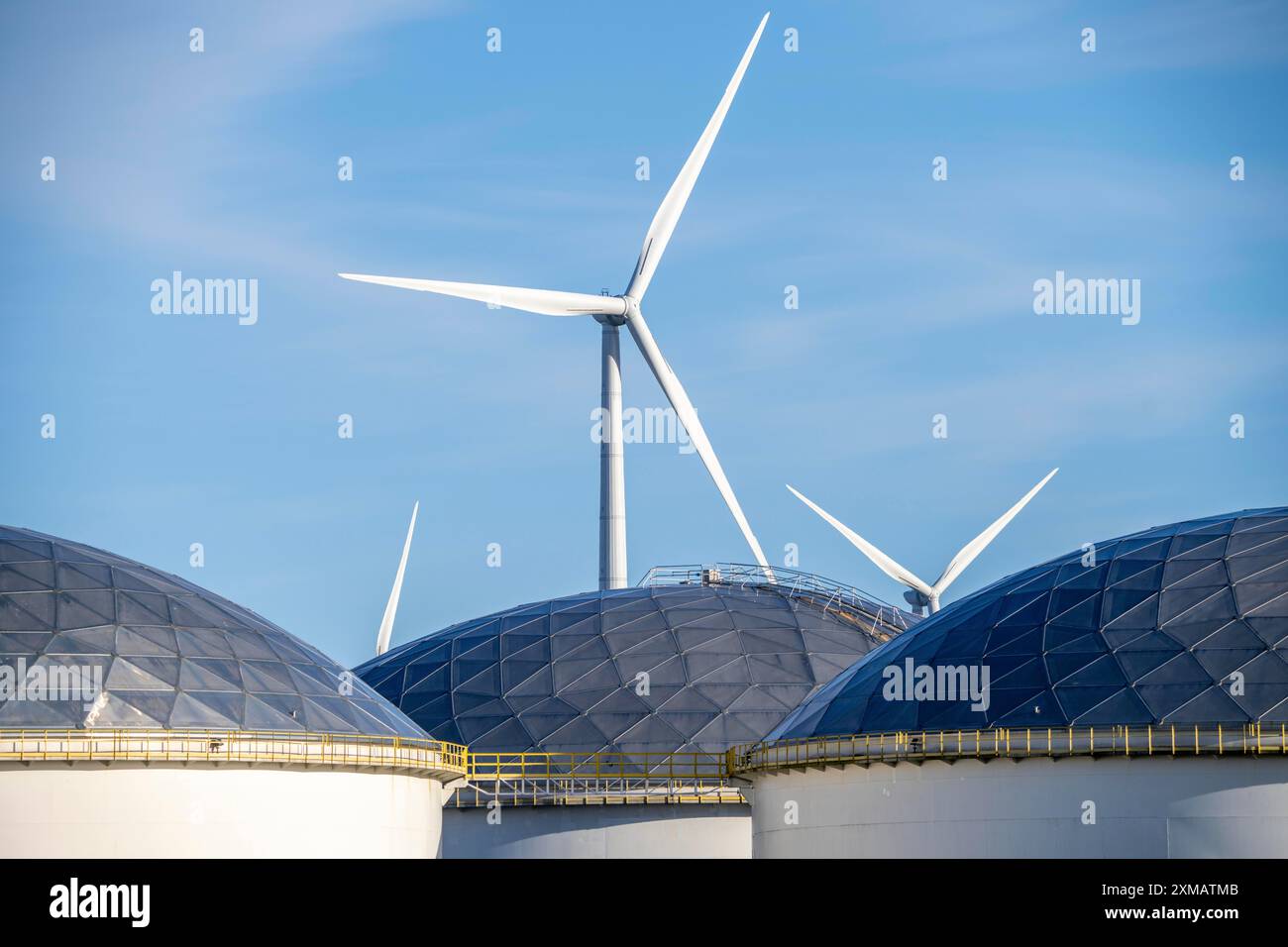 Tankterminal Vopak im Industriehafen Eemshaven, Windpark Groningen, Niederlande Stockfoto