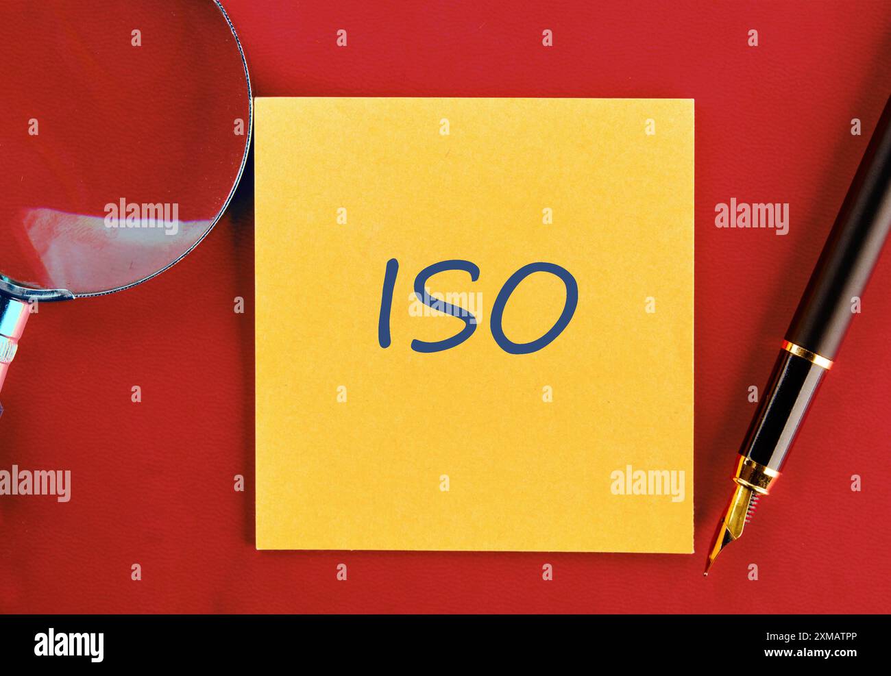 ISO-Servicekonzept. ISO auf einem gelben Aufkleber auf rotem Hintergrund Stockfoto