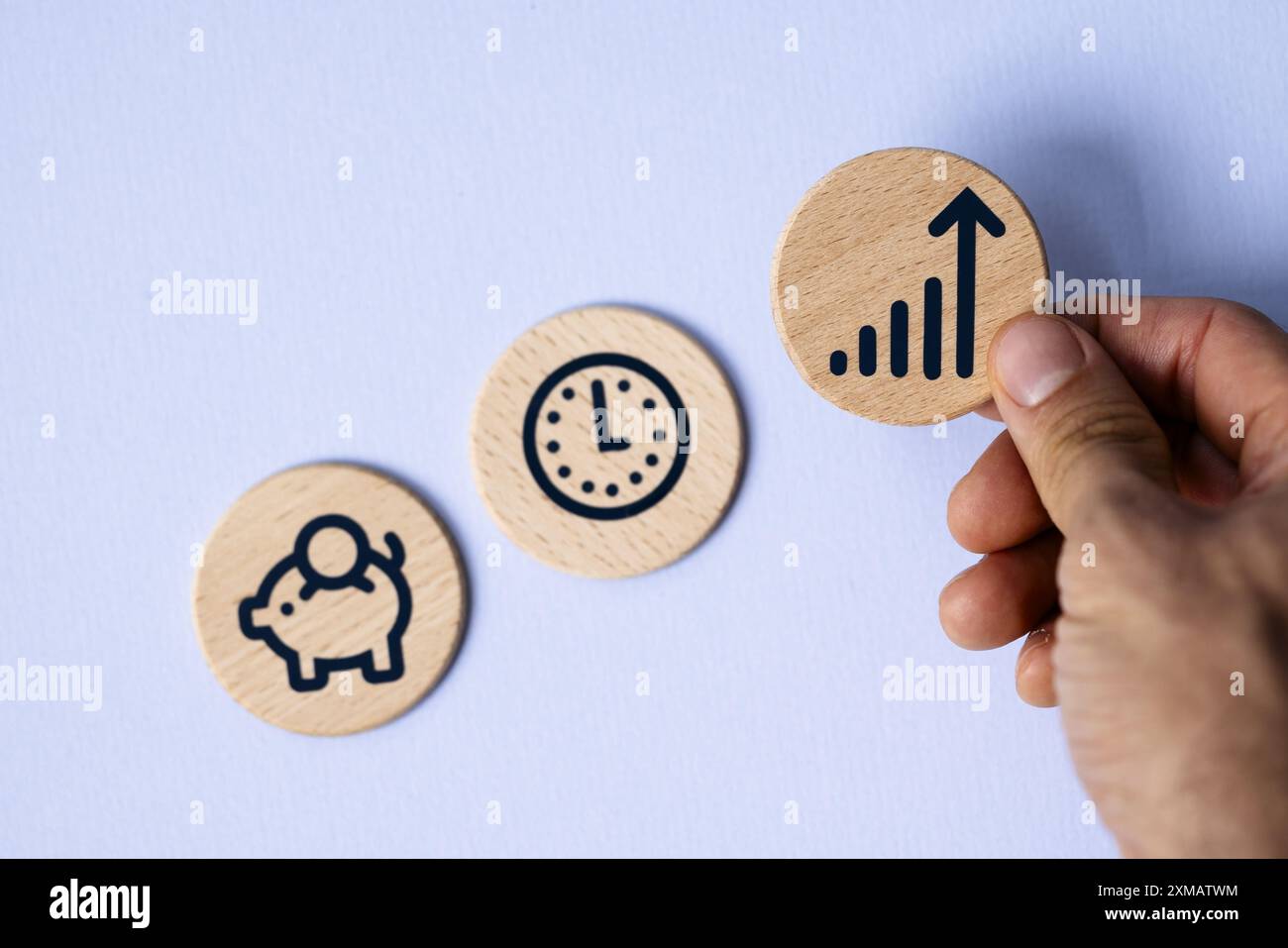 Steigende Löhne und hohe Zinssätze: Ein junger Geschäftsmann analysiert das Gewinnwachstum und Investitionskonzept am Office Desk Stockfoto