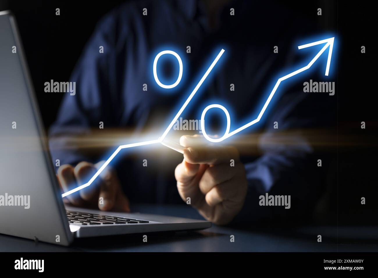 Finanzwachstumsdiagramm mit Investitionspfeilen auf dem Laptop-Bildschirm, gehalten von einem jungen Kaukasier auf dem Foto eines Geschäftskonzepts. Stockfoto