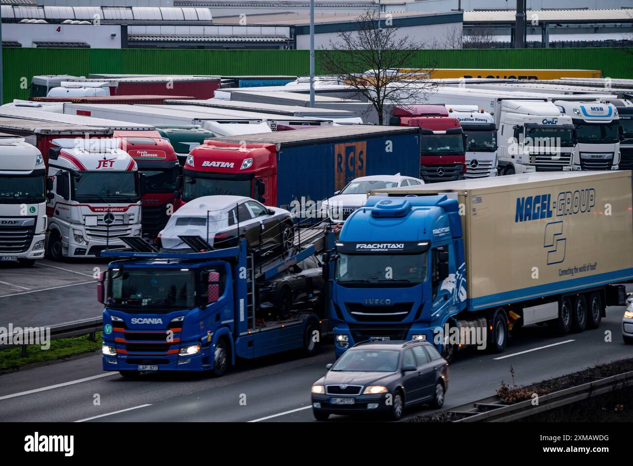 Starker Verkehr auf der A2 am Tankstelle Bottrop-Sued, überfüllter LKW-Parkplatz am Abend, Bottrop, Nordrhein-Westfalen, Deutschland Stockfoto
