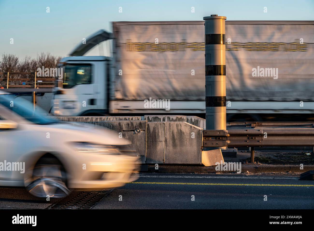 Radarkameras, Geschwindigkeitsüberwachung Radar, Messsystem POLISCAN, auf der Autobahn A40, auf der Rheinbrücke Neuenkamp, Duisburg, Nord Stockfoto