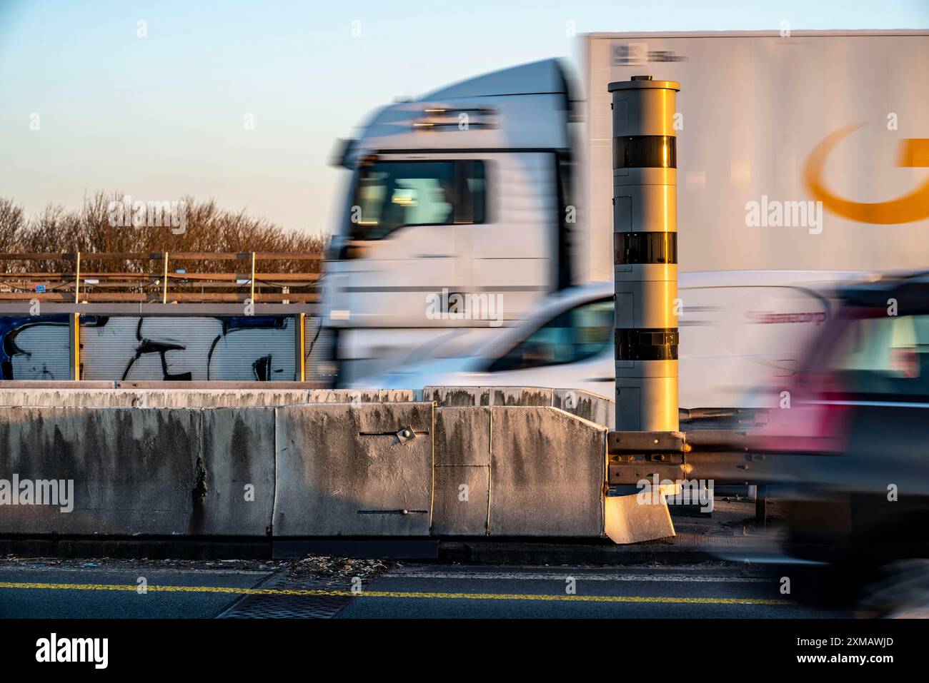 Radarkameras, Geschwindigkeitsüberwachung Radar, Messsystem POLISCAN, auf der Autobahn A40, auf der Rheinbrücke Neuenkamp, Duisburg, Nord Stockfoto