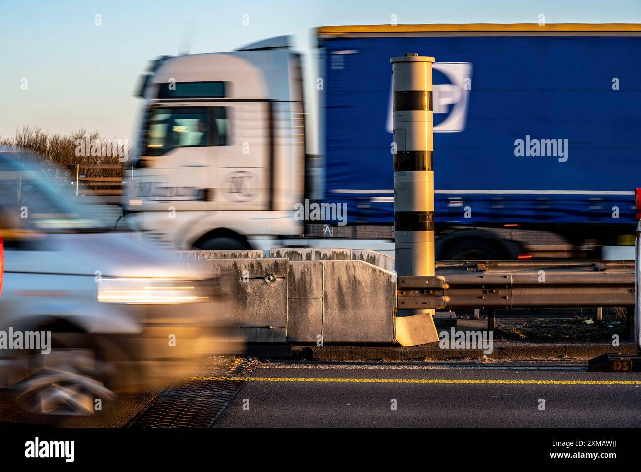 Radarkameras, Geschwindigkeitsüberwachung Radar, Messsystem POLISCAN, auf der Autobahn A40, auf der Rheinbrücke Neuenkamp, Duisburg, Nord Stockfoto
