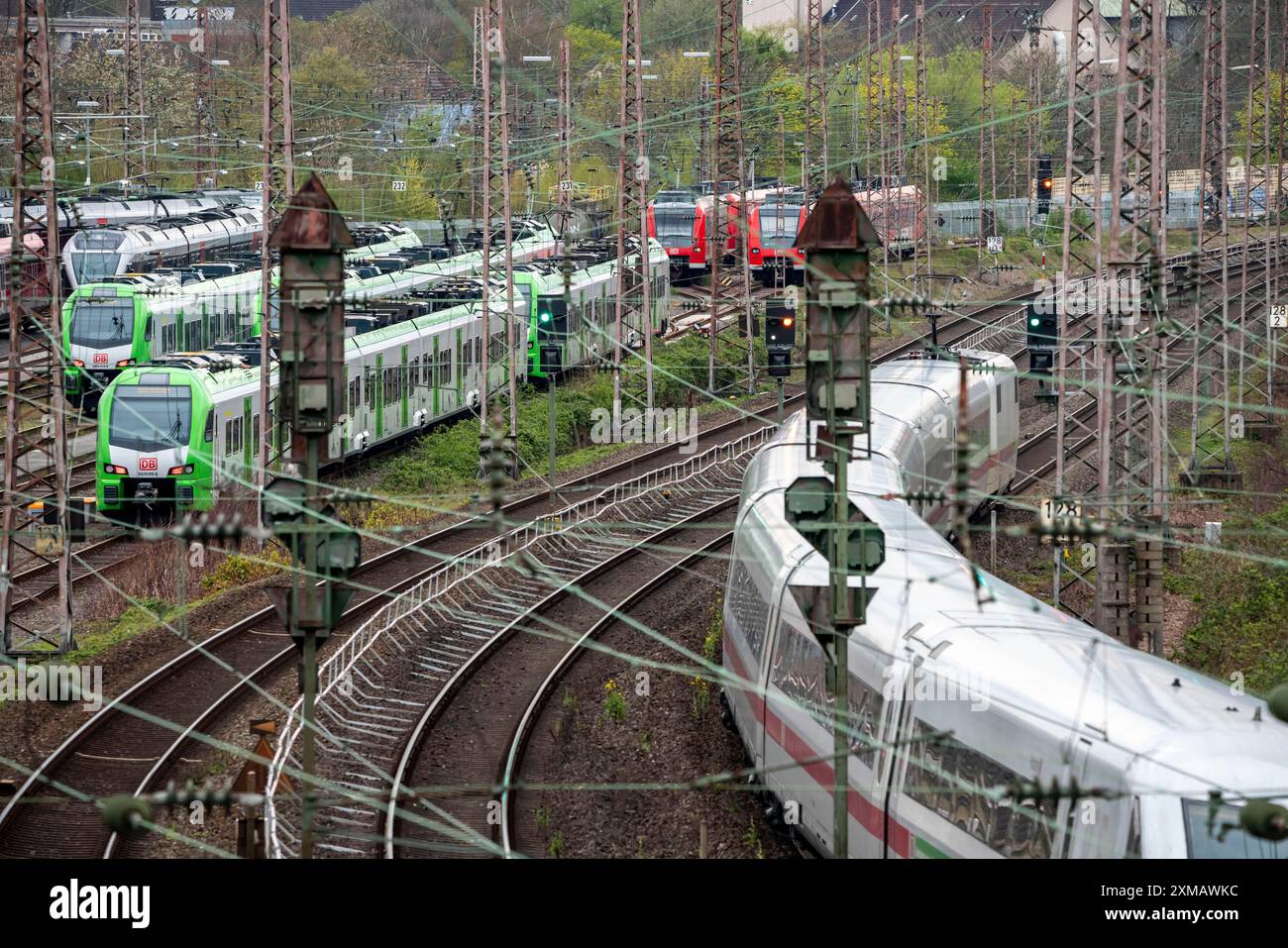 ICE-Zug auf dem Gleis, Regionalzüge, Vorortzüge, auf den Gleisen eines Bahnhofs, warten auf ihren Einsatz, Essen, Nord Stockfoto