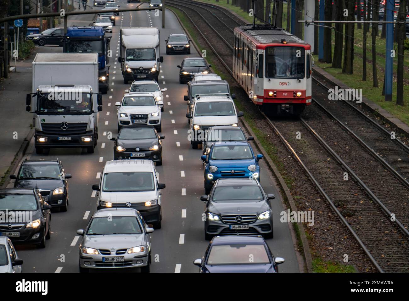 Stadtzentrum, 3-spuriger Westfalendamm, Bundesstraße B1, starker Verkehr, Straßenbahnlinie parallel, öffentlicher Nahverkehr, Nordrhein-Westfalen Stockfoto