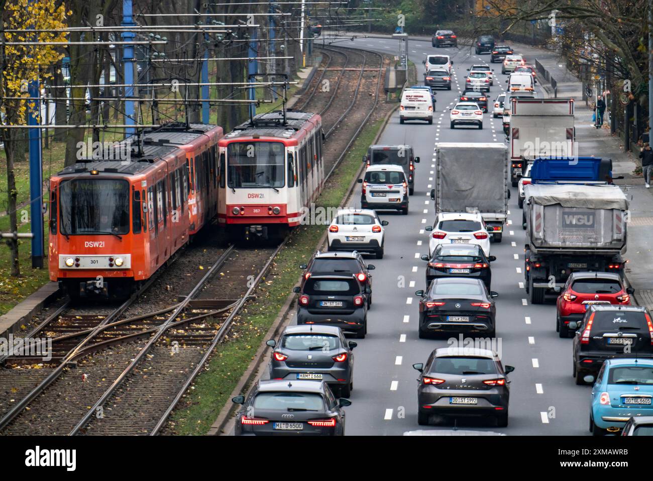 Stadtzentrum, 3-spuriger Westfalendamm, Bundesstraße B1, starker Verkehr, Straßenbahnlinie parallel, öffentlicher Nahverkehr, Nordrhein-Westfalen Stockfoto