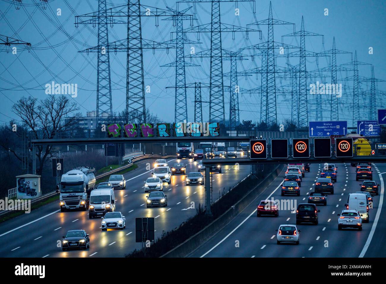 Autobahn A57 bei Kaarst im Rheinkreis Neuss, Blick in Richtung Autobahnkreuz Kaarst, starker Abendverkehr, Oberleitung Stockfoto