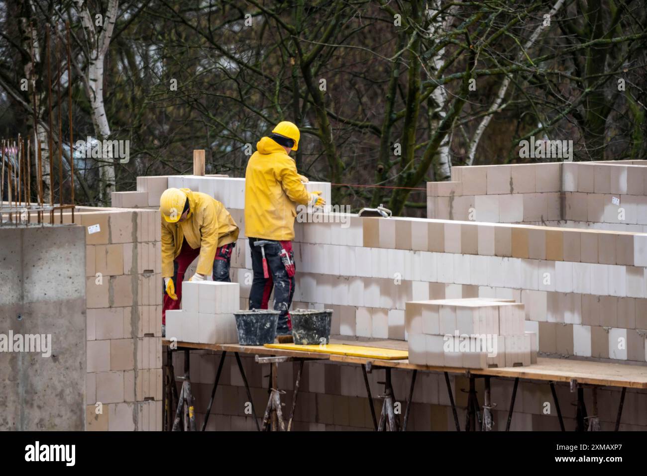 Baustelle, Haus wird gebaut, Maurer bei der Arbeit, Mauer, Gerüste, hoch Stockfoto