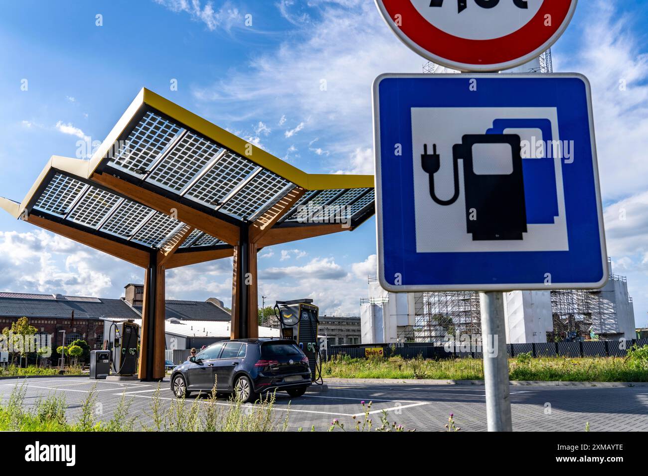 E-Tankstelle auf dem Gelände der ehemaligen Zeche Lohberg in Dinslaken, 4 300 kW Schnellladesäulen, vom Anbieter Fastend, die Ladung Stockfoto