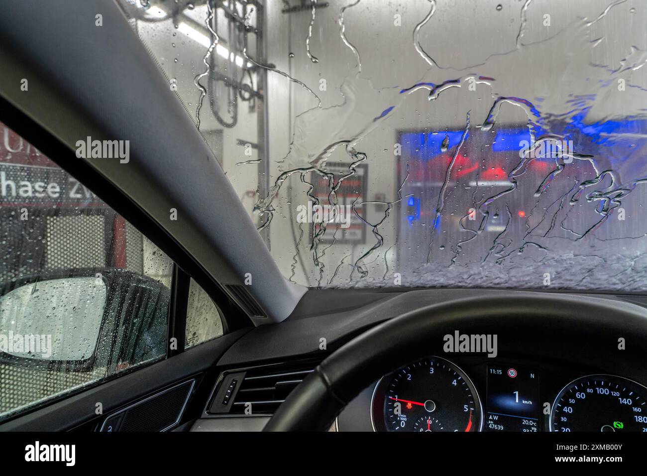 Auto in einer automatischen Waschanlage, Waschtunnel Stockfoto