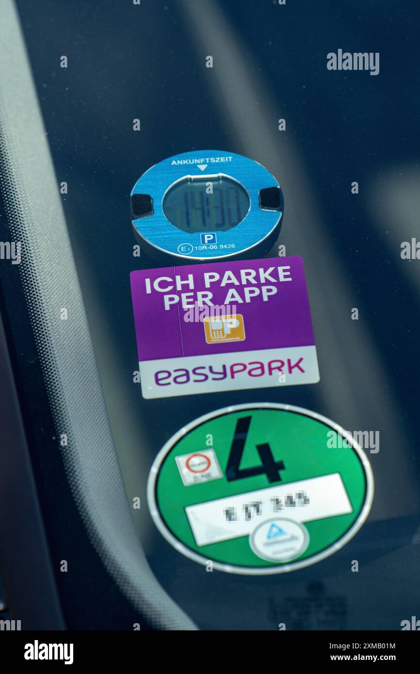 Die elektronische Parkscheibe, ein Fahrzeug mit einer Digitaluhr, die die Ankunft des Fahrzeugs auf einem Parkplatz anzeigt, gilt als Ersatz für den Stockfoto
