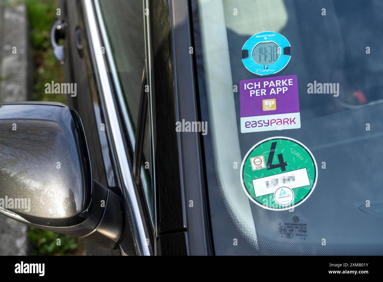 Die elektronische Parkscheibe, ein Fahrzeug mit einer Digitaluhr, die die Ankunft des Fahrzeugs auf einem Parkplatz anzeigt, gilt als Ersatz für den Stockfoto