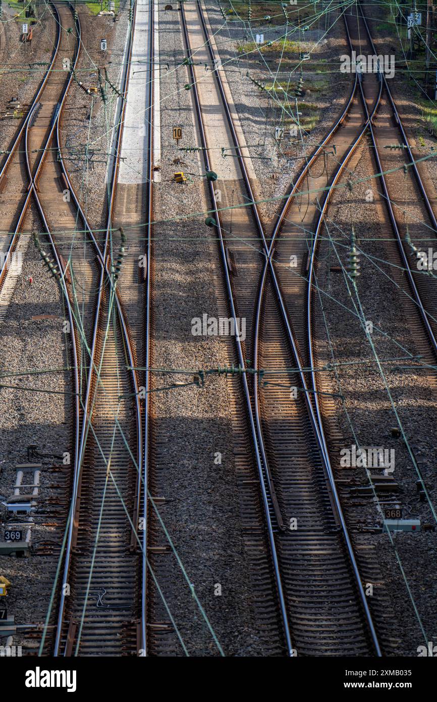 Gleise vor dem Essener Hauptbahnhof, 7 parallele Bahnlinien, Nordrhein-Westfalen, Deutschland Stockfoto