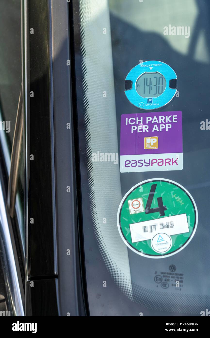 Die elektronische Parkscheibe, ein Fahrzeug mit einer Digitaluhr, die die Ankunft des Fahrzeugs auf einem Parkplatz anzeigt, gilt als Ersatz für den Stockfoto