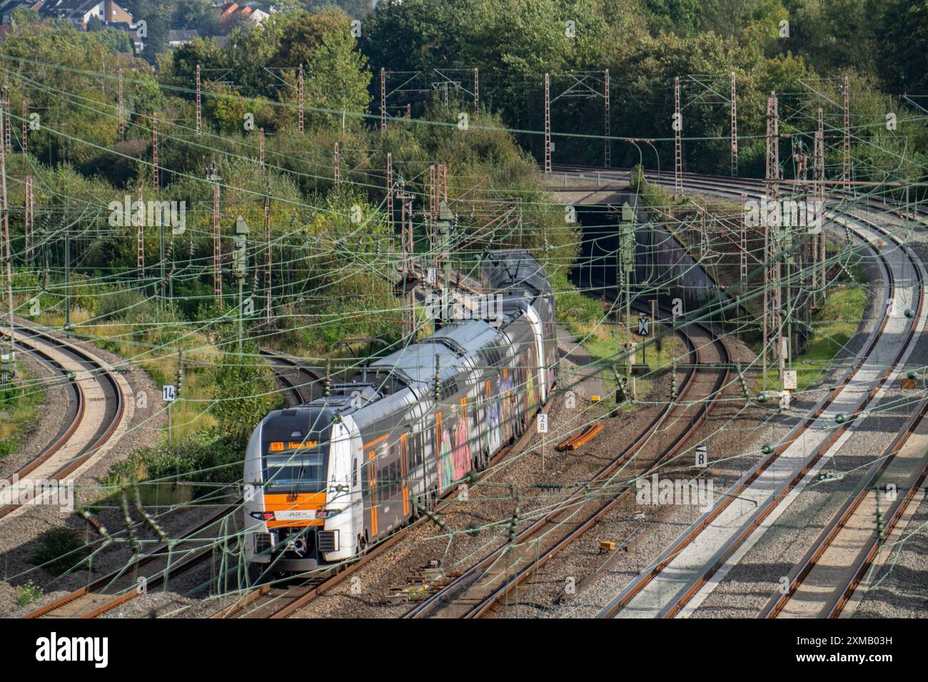 Gleise vor dem Essener Hauptbahnhof, 7 parallele Gleise, RRX, Regional Express, Nordrhein-Westfalen, Deutschland Stockfoto