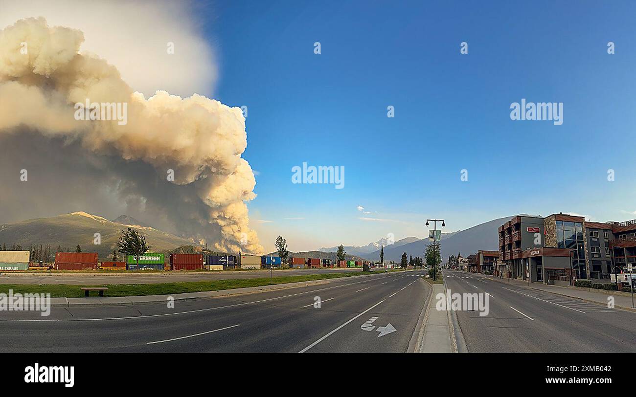 25. Juli 2024, Jasper, Alberta, Kanada: Der Rauch eines Waldfeuers steigt über dem Jasper-Nationalpark in Alberta auf. Riesige, sich schnell bewegende Waldbrände haben bis zu die Hälfte der historischen kanadischen Stadt Jasper zerstört, sagen Beamte, und die Flammen sind immer noch außer Kontrolle, da die Feuerwehrleute versuchen, so viele Gebäude wie möglich zu retten. Ganze Straßen der Hauptstadt im Jasper-Nationalpark im Westen Kanadas wurden durch das Feuer eingeebnet. Es wurden keine Todesfälle gemeldet, etwa 20.000 Touristen und 5.000 Einwohner sind aus dem bergigen Gebiet in Alberta geflohen. (Foto: © Jasper National Park/ZUMA Press Wire) EDITORIAL U Stockfoto