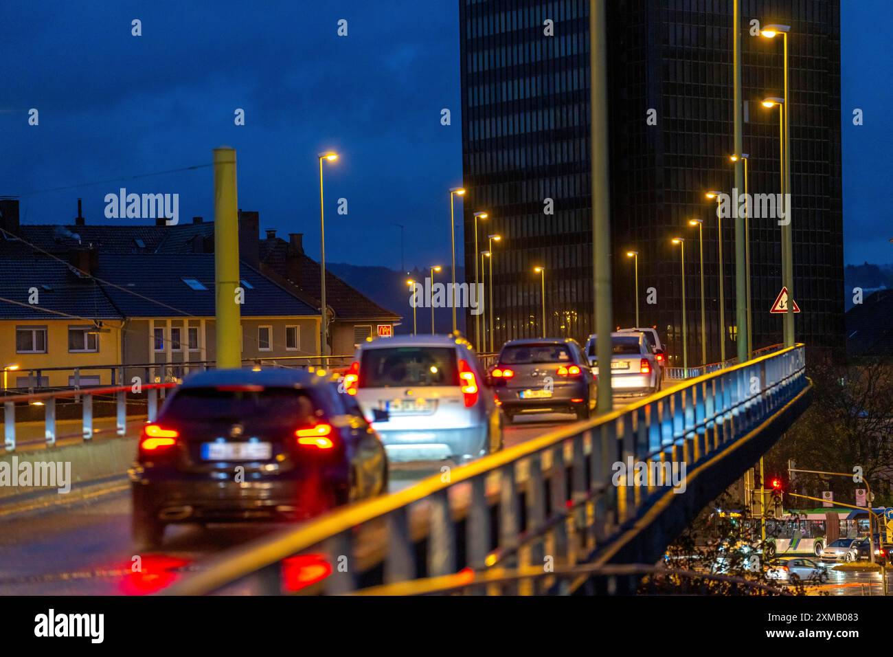 Stadtverkehr, Bundesstraße B54, Eckeseyer Straße, auf einer Brücke im Stadtzentrum von Hagen, Straßenrampe, Fußgängerzone, Nordrhein-Westfalen Stockfoto