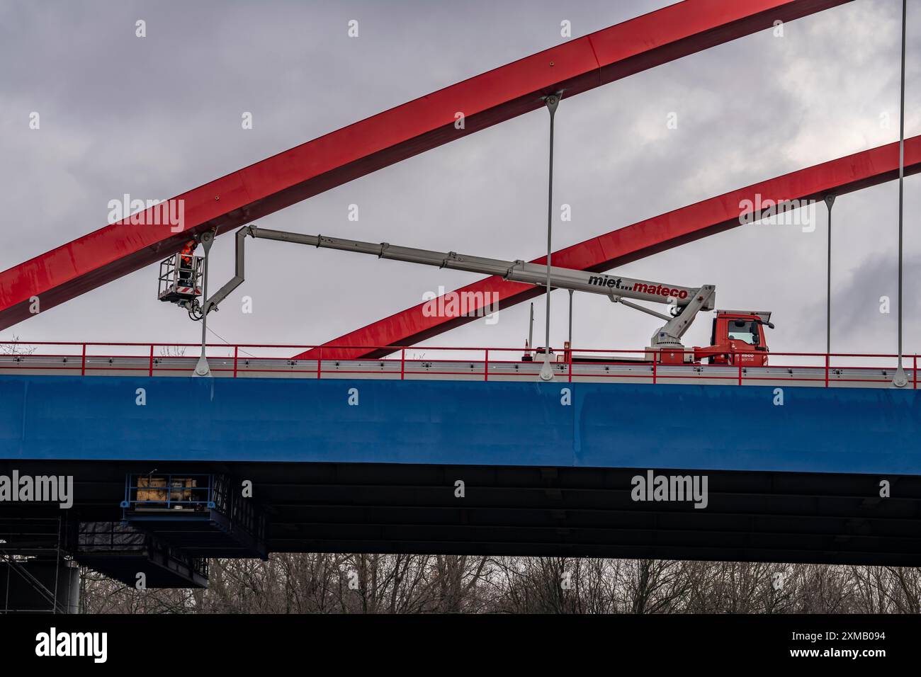 Autobahnbrücke A42, über den Rhein-Herne-Kanal, mit massiven baulichen Schäden, Techniker untersucht die Konstruktion, Lasersensor auf der Brücke Stockfoto