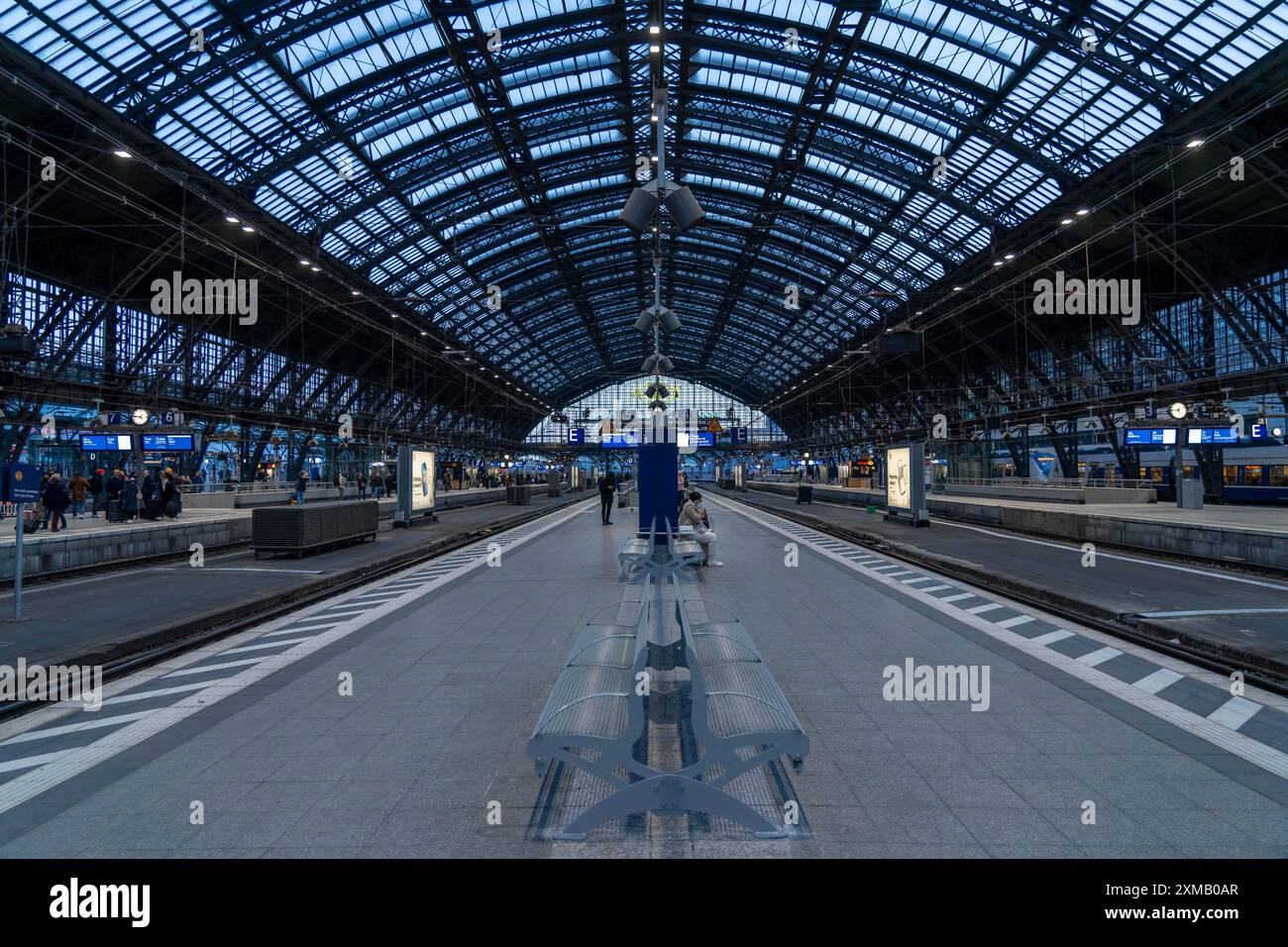 Dreitägiger Streik der eisenbahngewerkschaft GDL, nur sehr wenige nah- und Fernzüge verkehren, leerer Kölner Hauptbahnhof, der sonst voll ist Stockfoto