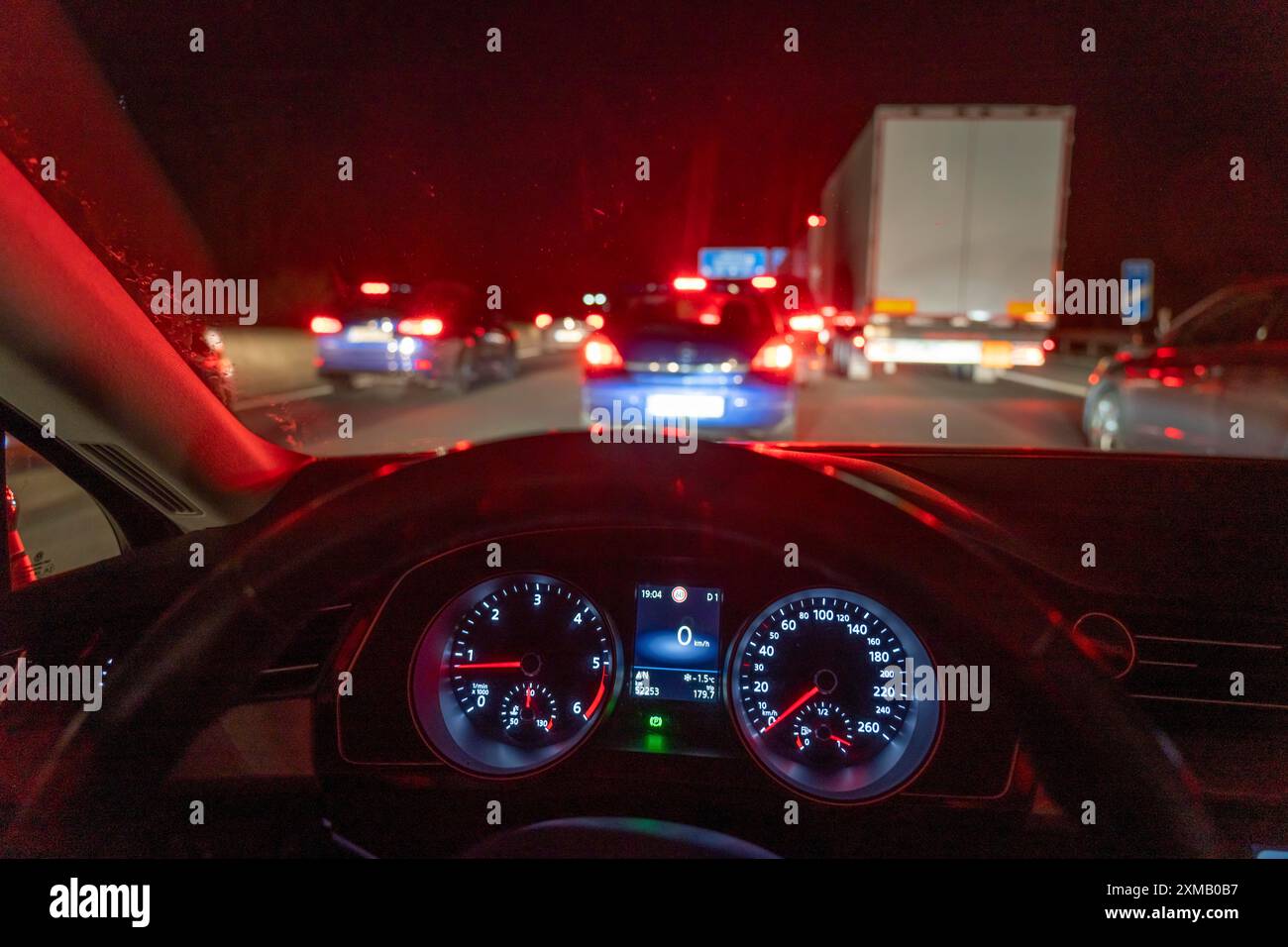 Stau, Autobahn A3, bei Mettmann, Richtung Oberhausen, teilweise vollständiger Stillstand auf 3 Fahrspuren im Abendverkehr, nach Pannenfahrzeug an Stockfoto