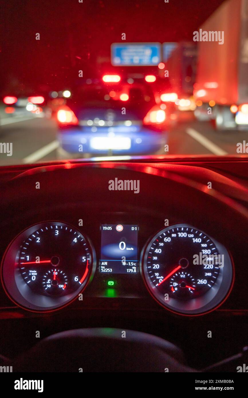 Stau, Autobahn A3, bei Mettmann, Richtung Oberhausen, teilweise vollständiger Stillstand auf 3 Fahrspuren im Abendverkehr, nach Pannenfahrzeug an Stockfoto