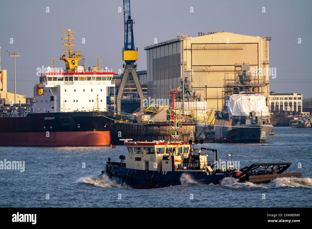 Hafen Hamburg, Werft Blohm + Voss, Bagger OSTERIFF und Korvette der Deutschen Marine, Karlsruhe, F267, im Bau, Hamburg, Deutschland Stockfoto