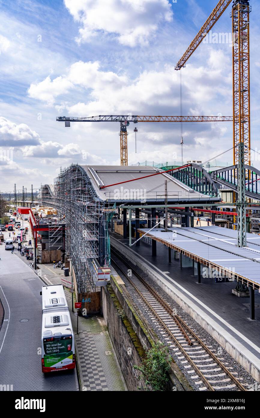 Modernisierung des Duisburger Hauptbahnhofs, die Bahnsteige der 13 Gleise werden erneuert, die alten Flachdächer werden durch Wellpappe ersetzt Stockfoto