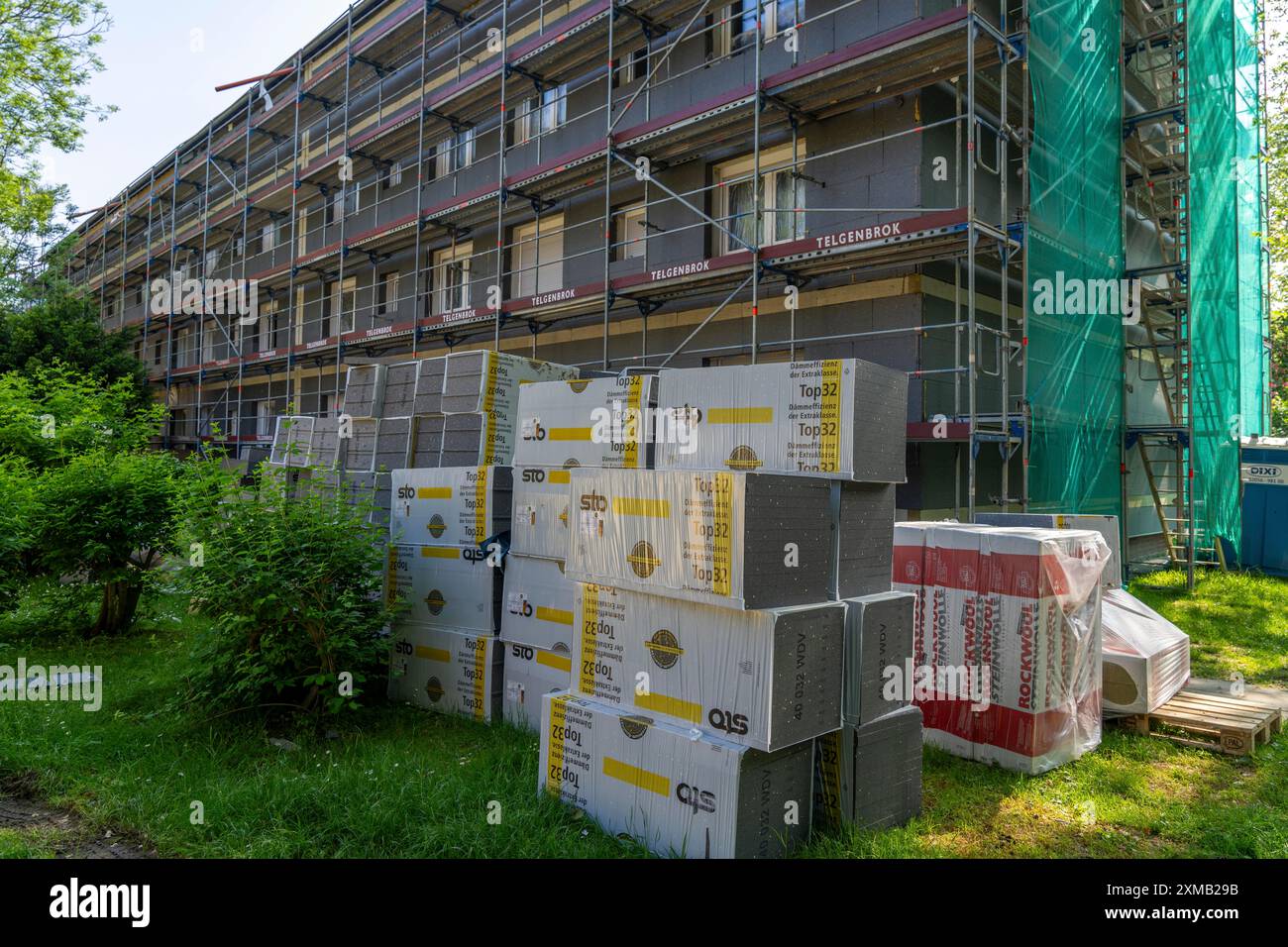 Energetische Renovierung eines Wohngebäudes, Wärmedämmung, Baumaterialien, Dämmstoffe, die vor der Baustelle gelagert werden Stockfoto